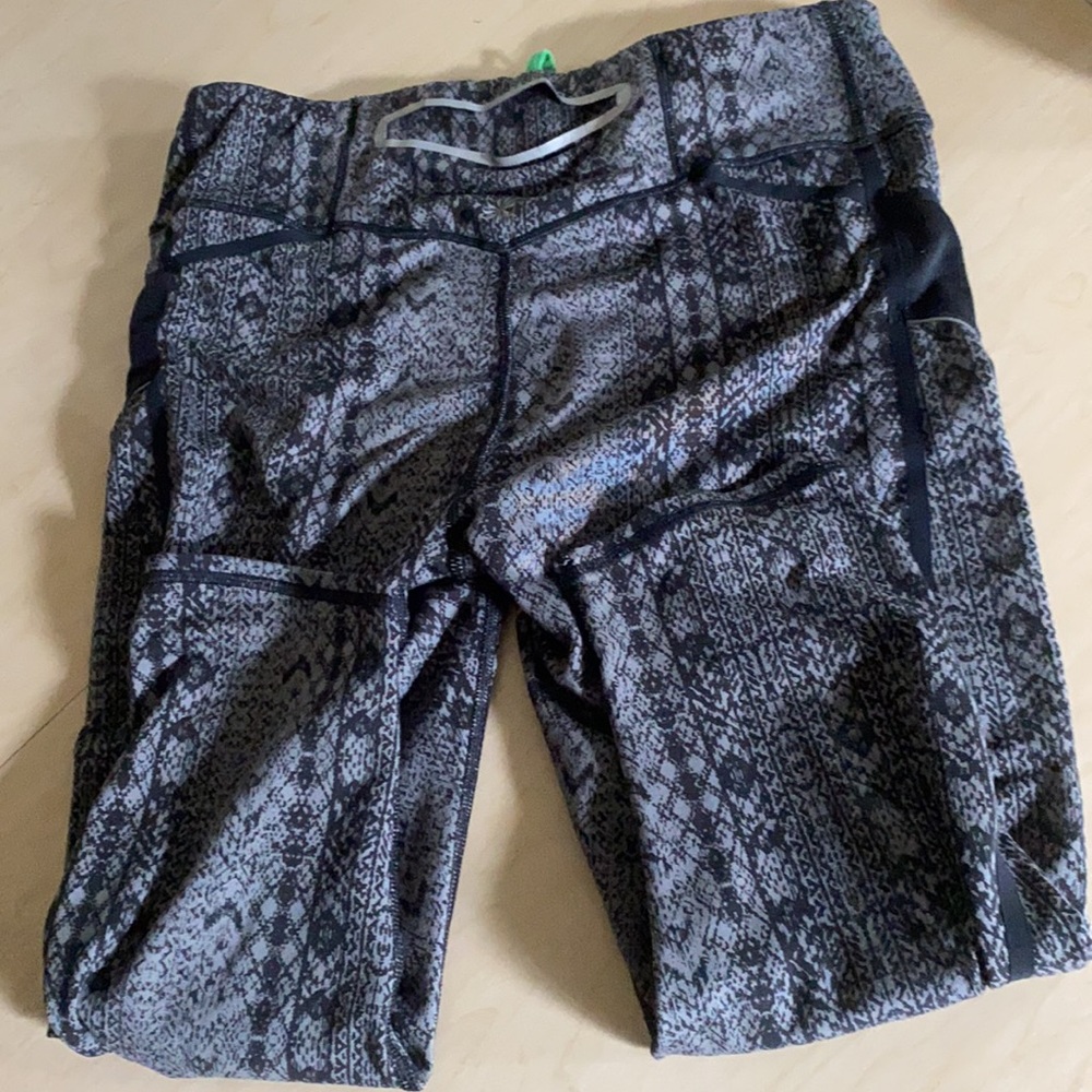 Athleta Patterned Drawstring Black/Gray Capri Leg… - image 4